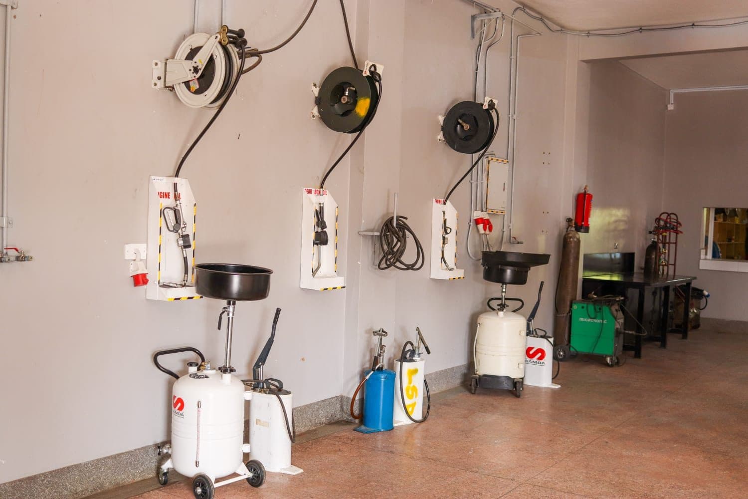 Lubrication and oil service station with genuine equipment